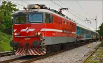 SŽ 342-001 zieht Personenzug durch Maribor-Tabor Richtung Maribor HBF. /24.7.2014