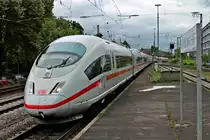 Einfahrt von 403 533-3  Esslingen Neckar  zusammen mit 406 010-9  Frankfurt am Main  als ICE 105 (Amsterdam Centraal - Basel SBB)/ICE 505 (Köln Hbf - Basel SBB) am 03.05.2014 in Freiburg (Brsg) Hbf.