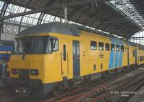Triebzug DD-AR 7800 (Triebkopf) am 13.05.2003 in Amsterdam Centraal. Diese Triebk�pfe haben drei zweiachsige Drehgestelle, eins in der Mitte, auf der Aufnahme recht gut zu sehen.