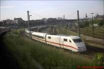 Im Sommer 2002 steht ein  ICE 1 im Vorfeld des Kieler Hauptbahnhofs und wartet auf seine n�chte Aufgabe.