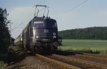 Am 1.7.1987 ist um 18.55 Uhr am Ortsrand von Hasbergen die blaue 110506 mit dem Nachverkehrszug nach Münster unterwegs.