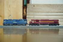 Ein kleines St�ck S�dafrika f�r meine Modellbahnanlage in HO: Class 6E Bo-Bo-Electric Nr. 1151 (UCW/AEI 1970) in den Farben des ber�hmten Blue Train ist ein modifiziertes Life-Like Modell mit einem die korrekten Radst�nde aufweisenden M�rklin-Fahrwerk. Class 34 Co-Co-Diesel Nr. 228 (EMD 1972) ist ein exakt masst�bliches Modell von Lima. Beide Loks fahren auf HO-Normalspur, obwohl die korrekte Spurweite HOm (12 mm) w�re).  