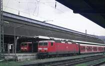 Hagen Hbf Gl.14+15, 2006. S5 von D�sseldorf und Dortmund, stehen bereit zur Abfahrt. Links 143 247, rechts 143 964 