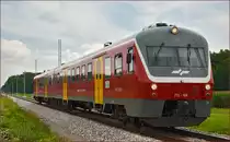 SŽ 715-104 fährt durch Cirkovce-Polje Richtung Maribor. /29.7.2014