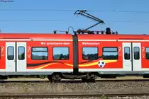  Wir gratulieren dem Weltmeister . So präsentiert sich seit dem WM-Triumph von Maracana das Fahrzeug 425 237 der S-Bahn Rhein-Neckar. Angebracht ist dieses schöne Banner an den beiden Mittelköpfen 435 237-3 und 435 737-2. Gesehen und fotografiert am 24.07.2014 beim Abzweig Bruchsal-Nord.