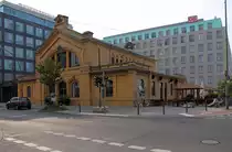 Das Empfangsgebäude des ehemaligen Stettiner Vorortbahnhofes am 20.07.2014 in Berlin Zinnowitzer Straße.
Ab dem Jahre 1897 fuhr von hier aus die Vorortbahn  über Gesundbrunnen nach Pankow,  am 8. August 1924 verließ von hier aus dann der erste elektrisch betriebene S-Bahnzug den Vorortbahnhof in Richtung Bernau.