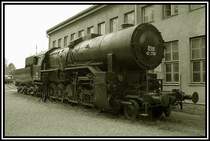 Vor dem Heizhausgeb�ude in Strasshof als Denkmal aufgestellt - 42 2708 (23.4.06)