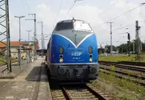 Am 27.07.2014 kam die 221 136-5 von der EGP aus Richtung Berlin nach Stendal und fuhr weiter nach Niedergörne . 