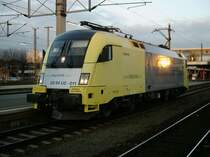 Dispolok ES 64 U2 011 hat die Seitenspiegel f�r einen kurzen Moment ausgeklappt, das fiel mir erst beim Durchsehen der Bilder auf. 
An der Lokseite spiegelt sich die Sonne nicht direkt (das w�rde ja mit dem Lichteinfall nicht zusammenpassen) - es strahlt die Reflexion der Sonne an der verspiegelten Fassade des  Bahnhofscity -Geb�udes. [Wels, 22.12.06, 15:45]