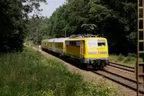 Spieglein, Spieglein hier im Wald....
Ich konnte mich drehen wie ich wollte, 111059 spiegelte und glänzte in der Morgensonne, als sie am 29.7.2914 mit Messzug 94320 bei Ostercappeln Haaren um 10.23 Uhr in Richtung Bremen an mir vorbei fuhr.
