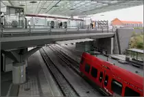 Metro oben/S-Bahn unten -

Linien M1, M2, S-tog, Umsteigebahnhof  Flintholm  der beiden Nahverkehrssysteme Kopenhagens. Oben die Metro, darunter die S-Bahnlinie F (Ringbanen). Im Rücken des Fotografen gibt es einen weiteren S-Bahnhof der Linie C der sich ebenfalls entsprechend der Metro auf einer Brücke befindet. 

23.08.2006 (M)