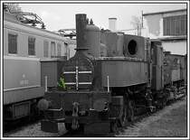 Hier wei� ich leider nicht, um welche Maschine es sich handelt. Ihr Anblick ist aber mehr als traurig. (Strasshof am 23.4.2006) Hier w�chst sogar schon ein kleiner Baum aus der Rauchkammert�r heraus.