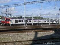 Nachdem die Flirt (RABe 526) die Seehas Z�ge �bernommen haben, sind die NPZ �berfl�ssig geworden. Dank den Halteanfordungstasten werden sie zur Fahrplanstabilisierung neu auf den Luzerner S6 und S7 eingesetzt. Auf dem bild hier steht er aber noch in der UA Oberwinterthur.