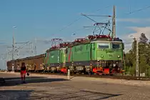 Rm 4 Loks 1255 und 1259 rollen bei Snappavaara mit einem geringen Erzzug los.Bild vom 21.7.2014