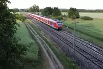 Ein Nachschuß auf 423 588-3 als S2 der S-Bahn München kurz vor seinem Halt in Grub wurde am Abend des 13.06.14 angefertigt.