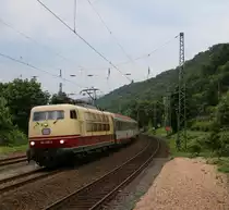 Diesen Zug kann man sich jeden Tag anschauen, ist immer eine Augenweide. 103 253-8 mit IC 118 in Bacharach. Aufgenommen am 12.07.2014.