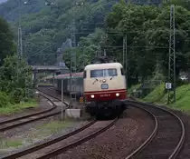 Frontal: 103 253-8 mit dem IC 118 in Bacharach. Aufgenommen am 12.07.2014.