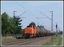 Eine orangene MAK G-1206 vom Chemiekonzern BASF aus Ludwigshafen (Rhein) zieht am 1.8.14 einen Kesselzug über die Rheinbahn in Fahrtrichtung Karlsruhe.
Aufgenommen bei Wiesental. 
