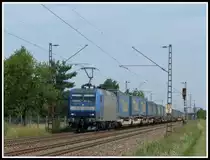 Am 1.8.14 kam der DGS 43947 von Wanne Eickel nach Wien Freudenau Hafen über die Rheinbahn.
Der Zug wurde an diesem Tag mit der blauen 145 CL 203 (145 523) bespannt. 
So zeigten sich Lok und Wagen in einer passenden Farbkombination. 
Aufgenommen bei Wiesental.