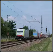 Alpinisten in der Rheinebene?
Genau, am 1.8.14 fährt nämlich 486 501 von BLS mit einem KLV über die Rheinbahn.
Auf dem Foto hat der Zug soeben den Bahnhof Wiesental durchfahren und nähert sich nun mit Schrittgeschwindigkeit dem haltzeigenden Signal in etwa 300 Meter Entfernung.
Dort stand der Zug circa 15 Minuten.