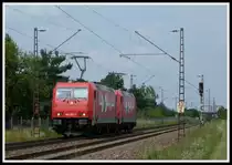 185 632  + 185 630 beide angehörig der Häfen und Güterverkehr Köln AG (HGK) sind am 1.8.14 LZ auf der Rheinbahn unterwegs in Richtung Karlsruhe.
Fotografiert bei Wiesental.