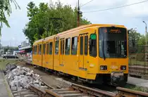 Wegen Gleissanierungsarbeiten in der Wendeanlage Mexicoi ut mußte die Linie 69 bis zum Bereich des Depots der Metrolinie 1 ( Földalatti ) kurz geführt werden.Tw.1512 wartet in der provisorischen Haltestelle auf die Abfahrt nach Ujpalota. (31.07.2014)
