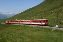 Der Regio 828 mit dem führenden Bt 2253 fährt am 19.07.2014 von Nätschen Richtung Oberalppass.