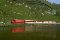 HGe 4/4 II 104 zieht am 19.07.2014 den Regio 831 dem Oberalpsee entlang Richtung Nätschen.