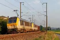 . Der G�terzug - Als wir uns schon auf dem R�ckweg nach Mersch befanden, gab das Signal �berraschender Weise die Strecke frei und so konnte ich in den letzten Sonnenstrahlen des 01.08.2014 den einzigen G�terzug, der wochentags auf der Nordstrecke verkehrt, in extremis noch ablichten. Es handelt sich um einen leeren Kohlezug von Sibelin in der N�he von Lyon (F) nach Born (NL). Zwischen Hagondange (F) und Vis� (B) wird er von zwei CFL 3000er im Dienste der CFL Cargo gezogen. Die 3019 und die 3011 hatten gestern diese Aufgabe �bernommen und bef�rderten die leeren G�terwagen �ber die Nordstrecke in der N�he von Berschbach/Mersch. (Jeanny)