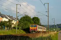 . Mon dernier train - Zuf�llig ist mir wohl das Ablichten der Abschiedsfahrt eines Lokf�hrers in Rollingen/Mersch gelungen. Laut pfeiffend n�herte sich der Z 2011 am 01.08.2014 als IR 3619 Luxembourg – Ettelbr�ck den beiden Bahnfotografen, begleitet von gegenseitigem Fotografieren und Zuwinken. (Hans)