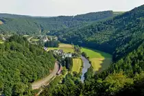 . Sommerliches Sauertal - Zwischen den beiden Tunnel Michelau und Bourscheid verl�uft die Nordstrecke durch die Ortschaft Michelau im Sauertal. Etwas unterhalb der Burg Bourscheid kann dieser Streckabschnitt sehr eindrucksvoll eingesehen werden. Der leicht versp�tete RE 3792 Troisvierges - Luxembourg hat am 01.08.2014 die Sauer �berquert und f�hrt nun der Haltestelle Michelau entgegen. (Jeanny)