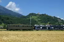 SBB: Ae 6/6 11468 mit Autozug unterwegs vor historischer Kulisse zwischen Buchs und Sargans am 27. Juni 2008.
Foto: Walter Ruetsch