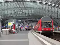 Als 500 Bild serviere ich euch ein Bild vom 28.7.2014. 
Denn auch in diesem Jahr findet man diese  Ostos  noch im Raum Berlin. 
So konnte am oben genannten Montag Morgen im Berliner Hauptbahnhof eine Artreine Garnitur auf der RB14 nach Nauen aufgenommen werden. Innerhalb der nächsten Monate könnte dieses Bild schon Seltenheitswert besitzen.
Die anderen Garnituren fuhren bis auf diese schon mit modernisierten Doppelstöckern.  
