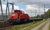 261 028 schob am 02.07.14 etliche Containerwagen zur Beladung in den Containerhafen Waltershof vorbei am Abspannwerk Dradenau.
