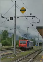 Die SBB Cargo Re 474 014 hinter dem Bügelsenksignal im Gleichstromteil von Domodossola.
2. Juli 2014