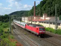 120 130-0 zieht am 31. Juli 2014 den IC 2208 durch Kronach in Richtung Saalfeld.