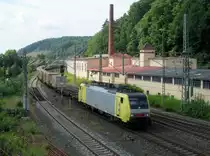 189 909 von Dispolok / TX Logistik zieht am 02. August 2014 einen Containerzug durch Kronach in Richtung Saalfeld.
