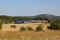 2044 027 mit Nachtzug D 15800 am 16.07.2014 bei Labin.