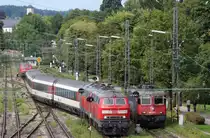 27.7.2014, Hochbetrieb in Lindau Hbf. 218 487 und 476 mit EC 1290 passieren in der Weichenstraße 421 375 während 218 456 + 495, die Einfahrt abwarten und dann zum Abstellen umsetzen.