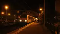 26 186 SNCF kommt mit einem langen Nachtzug von Avignon(F) nach Luxemburg(L) und fährt in den Bahnhof Avignon(F) am Abend vom 31.7.2014.