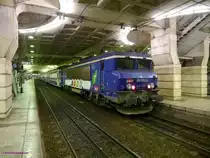 SNCF-BB7603 mit Doppelstockwendezug in den Beton-Katakomben des Bahnhofs Paris-Montparnasse. Als Ersatz für noch ältere Fahrzeuge wurden von der SNCF 14 Lokomotiven der Reihe BB7200 für den Transilien-RER Vorortverkehr in Paris umgebaut (u.a. Heizkabel, Tür- und Wendezugsteuerung) und in die neue Reihe BB 7600 umgezeichnet und umlackiert.

Paris-Montparnasse 2014-07-18