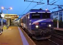 SNCF-BB7611 mit Doppelstockwendezug im Abendlicht unterwegs von Paris-Montparnasse nach Rambouillet. 
Als Ersatz für noch ältere Fahrzeuge wurden von der SNCF 14 Lokomotiven der Reihe BB7200 für den Transilien-RER Vorortverkehr in Paris umgebaut (u.a. Heizkabel, Tür- und Wendezugsteuerung) und in die neue Reihe BB 7600 umgezeichnet und umlackiert.

Vanves-Malakoff  2014-07-18