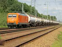 Die durch die HGK von der EKO Trans gemietete 145-CL001 (145 501) mit einem Kesselzug am 31. Juli 201 aus Richtung Berlin kommend  auf dem südlichen Berliner Außenring  in Höhe  Diedersdorf. 
EKO Trans hat die 145-CL001  von HML gemietet 
