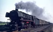 Am 31.08.1974 hat 044 380-6 mit einem Güterzug gerade Rheine verlassen und sich auf den Weg nach Emden gemacht. Neben den in den Bahnbetriebswerken Rheine und Emden beheimateten ölgefeuerten 043 waren auch die Emdener Kohle-044 noch recht häufig vor Güterzügen anzutreffen, während die Rheiner 042 neben Güterzügen auch Eilzüge beförderten.