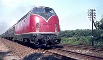 Kurz vor Rheine wurde 220 058-2 am 31.08.1974 mit einem D-Zug abgelichtet. Zwar galt mein damaliger erster Besuch der Emslandstrecke der Dampftraktion, doch die formschöne V 200 sollte in meiner Sammlung nicht fehlen (auch wenn sie sich ärgerlichwerweise mehr und mehr in die 012-Umlaufpläne drängte).