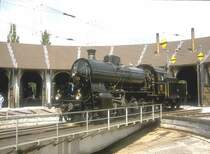 Del�mont/Delsberg Juli 1997.Die Gotthard Lok C 5/6 2978 
f�hrt gerade auf die Drehscheibe.Im Schuppen erkennt man noch schwach den UeBB Dampftriebwagen CZm 1/2 (Archiv P.Walter)