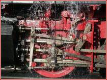 Der Wasserkasten ist voll und �bersch�ssiges Wasser ergiesst sich �ber das darunter liegende Treibrad. (15.12.2006)