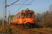 EN57-082 als Personenzug nach Zywiec in Lodygowice, Br�cke �ber Zylica, am 24.12.2006