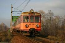 EN57-1284+EN57-1300 als Personenzug nach Katowice in Lodygowice, Br�cke �ber Zylica, am 24.12.2006