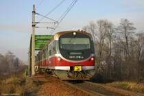EN57-2019 (ex 2003) als Personenzug nach Zywiec in Lodygowice, Br�cke �ber Zylica, am 24.12.2006